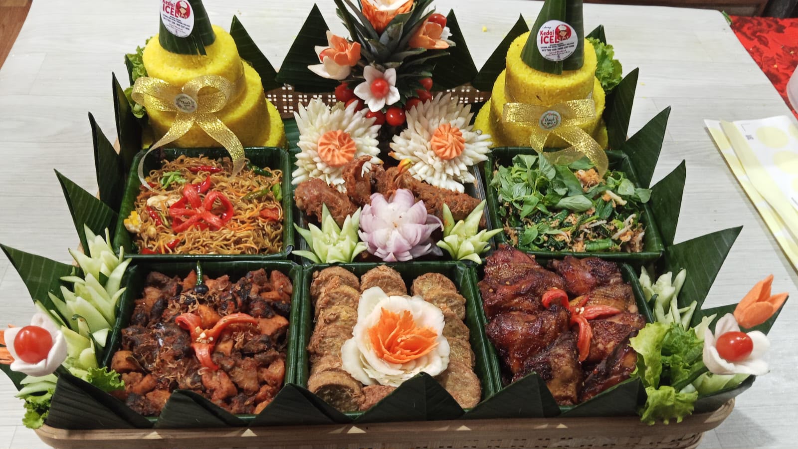 Tumpeng dan hidangan Kedai Icel